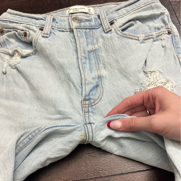 Abercrombie & Fitch High Rise Distressed Mom Jean in Light Wash Size 25 - Picture 8 of 13